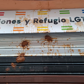 22-11-21. La fachada del local de Kifkif en Lavapiés ha amanecido cubierta de heces.