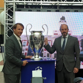 Rollán recibe el trofeo de la Champios de la mano de Mendieta