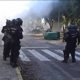 Vuelven los enfrentamientos entre huelguistas y policía a las calles de Cádiz