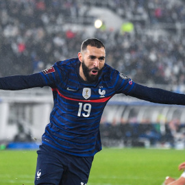 Fotografía de archivo que muestra al delantero francés Karim Benzema durante la celebración de un gol.