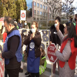 Acampada frente a la sede de un fondo buitre contra su noveno intento de desahucio
