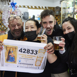 Imagen de archivo de varias personas agraciadas con el premio de la Lotería de Navidad.