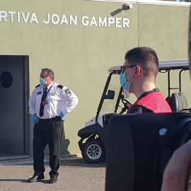 Los jugadores del Barça acuden a hacerse el test del Covid-19