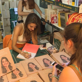 Ana Guerra firma 'Con una Sonrisa' en la Feria del Libro de Madrid