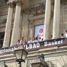 Ayuntamiento y afición recibe al Bilbao Basket por su ascenso