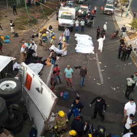 Rescatistas y autoridades trabajan en la zona del accidente en el municipio Chiapa de Corzo.