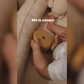 Laura Escanes muestra cómo su hija juega con figuras de madera