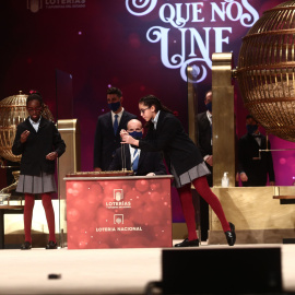 Dos de las niñas de la residencia de San Ildefonso cantan dos de los quintos premios de la Lotería de Navidad, el `86.986´ y el `37.023´ durante la celebración del Sorteo Extraordinario de la Lotería de Navidad 2020 en el Teatro Real de Mad