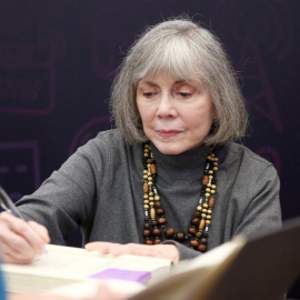 La autora Anne Rice firma libros durante el PopFest de Entertainment Weekly en octubre de 2016 en Los Ángeles.