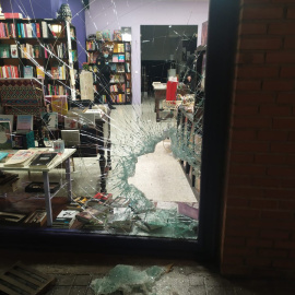 Foto del cristal roto que han compartido en sus redes sociales.