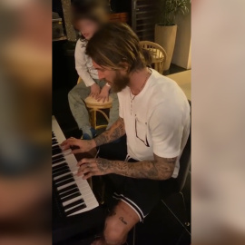 Ramos aprende a tocar el piano con el público más exigente
