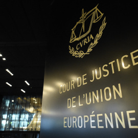 Una imagen del letrero y el logotipo del Tribunal de Justicia de la Unión Europea en Luxemburgo el 13 de enero de 2020.