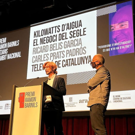 El periodista Carles Prats en el moment de recollir el premi.