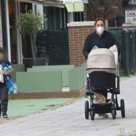 Toñi Moreno sale a pasear con su hija Lola