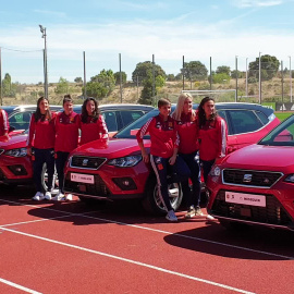 Las jugadoras de la Selección  Española de Fútbol posan con el regalo de uno de los patrocinadores