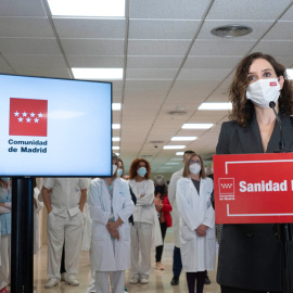 La presidenta de la Comunidad de Madrid, Isabel Díaz Ayuso, interviene durante su visita al único sistema de radioterapia de precisión molecular guiada por resonancia magnética que existe en España, en el Hospital Carlos III, a 17 de diciem