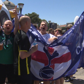 Aficianados del Tottenham disfrutan de su Fan Zone en Colón