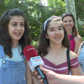 Fans de Ana Guerra esperan a que la artista les firme su libro