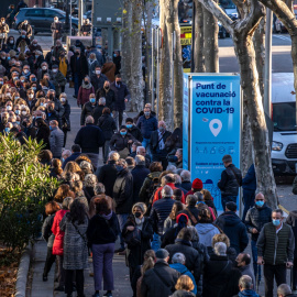 Personas hacen cola frente al centro de vacunación instalado en Barcelona antes de recibir la dosis de refuerzo de la vacuna contra el coronavirus, a 15 de diciembre de 2021.