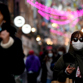 22/12/2021 Gente paseando por las calles de Londres