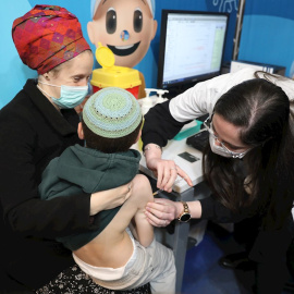 Una sanitaria inocula una dosis en un punto de vacunación de Jerusalem.