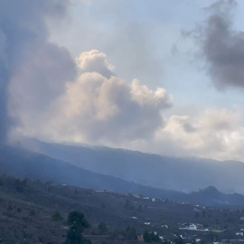Así se ve la columna de cenizas desde Tajuya, en La Palma