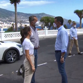 Sánchez regresa a La Palma y acompaña a los reyes en su visita