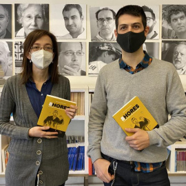 18/03/2021 - Eulàlia Pagès, directora de Pagès Editors, i Jaume Barrull, director de la col·lecció Doble Tinta, amb el primer llibre de la nova col·lecció, '8 Hores'.