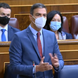 Sánchez se enzarza con Casado en un "juego de sí o no"