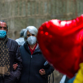 Personas caminan con mascarillas por las calles de Toledo durante el primer día de la vuelta a la mascarilla obligatoria en exteriores.
