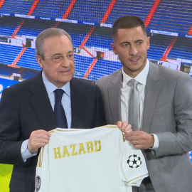 Hazard posa junto a Florentino con la camiseta del Real Madrid