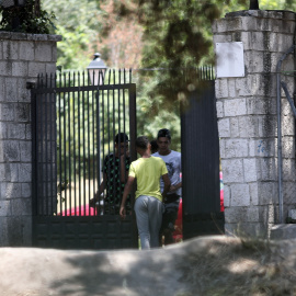 Un joven pasa por la puerta del centro de primera acogida de menores extranjeros no acompañados (menas) situado en la zona de Casa de Campo, en Madrid (España).