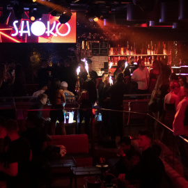 Asistentes en un local de ocio nocturno la misma noche en que entra en vigor la reapertura en interiores a medianoche, a 8 de octubre de 2021, en Barcelona, Cataluña (España).