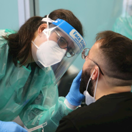 Un hombre se somete a un test de antígenos en la estación de Guixar de Vigo.