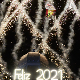 Un dron sobrevuela la Puerta del Sol durante las campanadas de Nochevieja, en Madrid a 31 de diciembre de 2020.