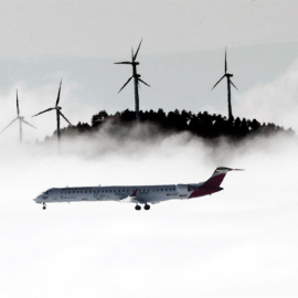 28/12/21. Un avión atraviesa la niebla en Navarra, a 20 de diciembre de 2021.