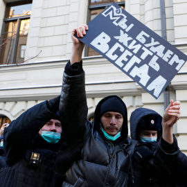 Manifestantes ante el tribunal donde se ha tomado la decisión de ordenar el cierre de Memorial a 28 de diciembre de 2021.