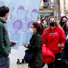 Un grupos de personas hacen cola para recibir la vacuna en el Hospital de Sant Pau de Barcelona, ​​a 27 de diciembre de 2021.