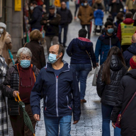 Varias personas caminan con mascarillas por las calles de Toledo el 24 de diciembre de 2021.