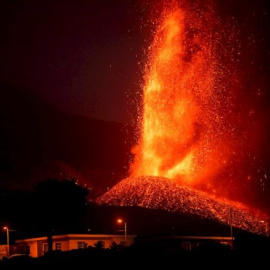 La colada de lava avanza muy lentamente pero ensancha su frente, que ya supera los 500 metros