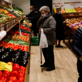 Varias personas en una frutería en Madrid. REUTERS/Susana Vera