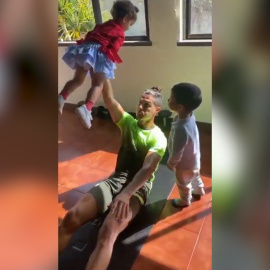 Cristiano Ronaldo entrena en casa con la ayuda de sus hijos