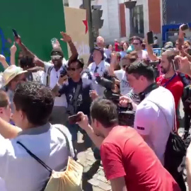 Aficionados del Tottenham animan a su equipo antes de la final