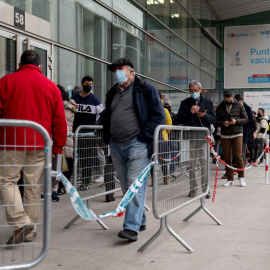 Varias personas hacen cola para la tercera dosis del Covid, en el Wizink Center, a 23 de noviembre de 2021, en Madrid.