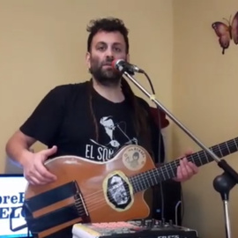 Raúl de El Sombrero del Abuelo canta la 'Canción de Barro'