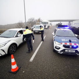 31/12/2021.- Los Mossos d,Esquadra regulan el tráfico en la autopista AP-2 a su paso por Lleida tras el accidente de tráfico múltiple ocurrido esta madrugada a la altura del municipio de Castelldans y que ha provocado dos personas muertas y