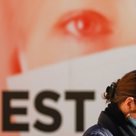 Mujer con mascarilla en París