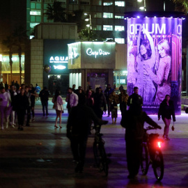 Varias personas celebran la entrada de año nuevo en el paseo de la Barceloneta de Barcelona