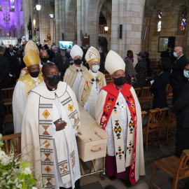 Los miembros del clero cargan el ataúd del difunto arzobispo emérito Desmond Tutu cuando salen de la catedral de San Jorge durante su funeral de estado en Ciudad del Cabo.