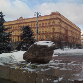 monumento a los presos del GULAG o red de campos de trabajo soviéticos, una gran roca traída del primer GULAG de la historia, el archipiélago de Solovkí, erigido frente a la sede del FSB, antiguo KGB.